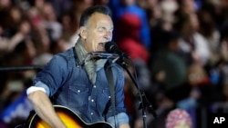 Bruce Springsteen tampil dalam acara kampanye Hillary Clinton di Independence Mall di Philadelphia, Pennsylvania, November 2016. (AP/Matt Slocum) 