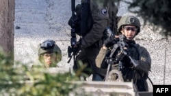 Sejumlah tentara Israel bersiaga saat menggerebek desa Qabatiyah di utara Tepi Barat yang diduduki, Jumat, 10 Januari 2025. (Foto: Jaafar Ashtiyeh/AFP)