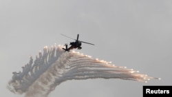 Helikopter Apache AH-64 Vietnam ikut ambil bagian dalam latihan militer Han Kuang menghadapi ancaman invasi China di Pangkalan Militer Ching Chuan Kang, Taichung, Taiwan, 7 Juni 2018.