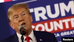 Mantan Presiden AS dan calon presiden dari Partai Republik Donald Trump bersama para pendukungnya pada acara "berkomitmen pada kaukus" di bar Whiskey di Ankeny, Iowa, AS, 2 Desember 2023. (Foto: REUTERS/Carlos Barria)