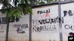 Sebuah tembok di jalanan ibu kota Nikaragua, Managua, dihiasi tulisan yang berbunyi "Umur Panjang Revolusi Nikaragua" dalam foto yang diambil pada 17 Juni 2021. Menjelang pemilu pada November, sejumlah lawan politik presiden Daniel Ortega telah ditangkap. (Foto: AP/Miguel Andres)