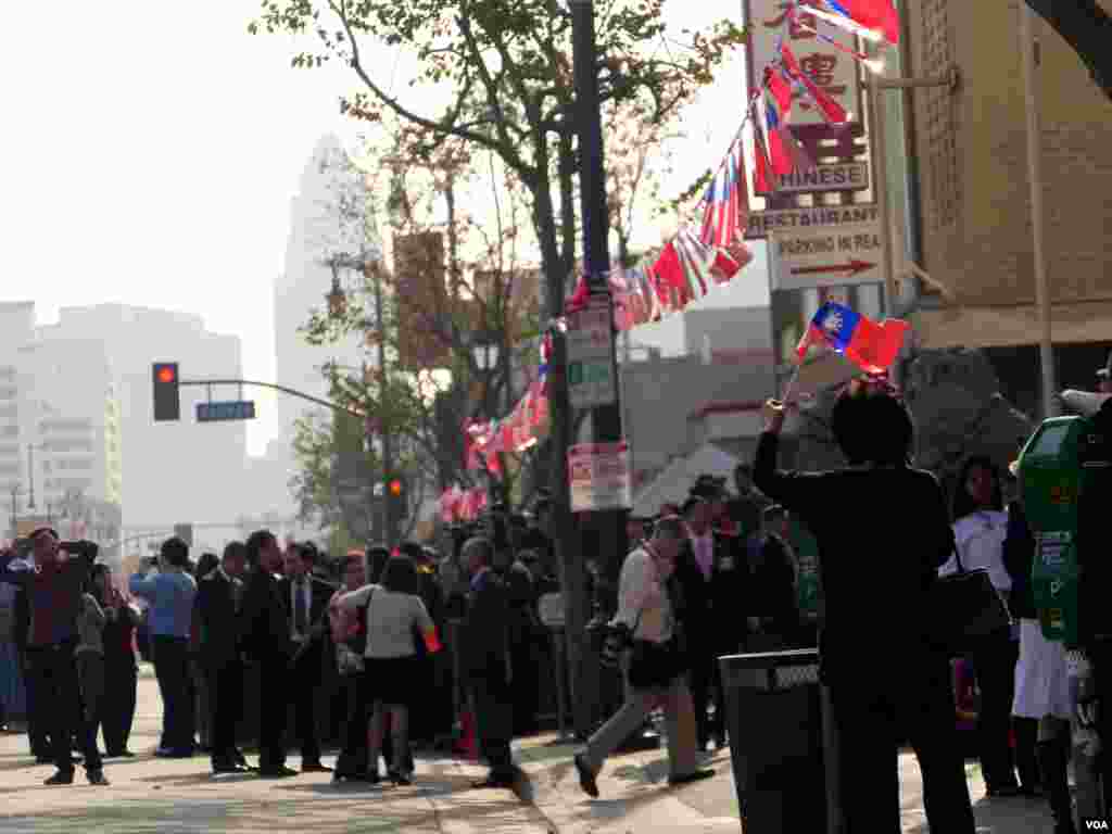 上百僑民到場等待馬英九(美國之音國符拍攝)
