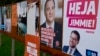 Posteri Džimija Akesona, desno, lidera ekstremno desnih Švetskih demokrata i socijaldemokratskog lidera, aktuelnog premijera Stefana Lofena, drugog s desna, u Glenu, Švedska, 30. avgusta 2018.
