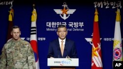 류제승 한국 국방부 국방정책실장(오른쪽)과 토머스 벤달 미8군사령관이 8일 서울 국방부에서 주한미군의 고고도 미사일방어체계인 사드(THAAD) 배치 결정을 발표하고 있다.