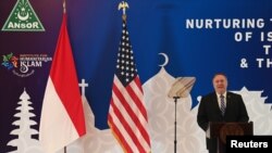 美国国务卿蓬佩奥在印度尼西亚向伊斯兰组织“伊斯兰教士联合会”青年派安索青年运动发表讲话。（2020年10月29日）