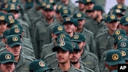 Sejumlah anggota pasukan Garda Revolusi Iran menghadiri upacara peringatan 40 tahun berdirinya garda tersebut di alun-alun Azadi, Teheran, pada 11 Februari 2019. (Foto: AP/Vahid Salemi)