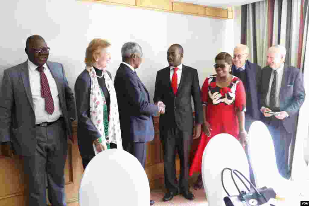 Former U.N. secretary general Kofi Annan with Nelson Chamisa, leader of the main opposition party, the Movement for Democratic Change Alliance in Harare, July 20, 2018. He is accompanied “The Elders” group members Mary Robinson, the former president of Ireland, and Lakhdar Brahimi, an Algerian career diplomat look on. (S. Mhofu/VOA)