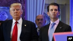 Donald Trump (esq), Allen Weisselberg (cen) e Donald Trump Jr. (esq) (Foto de Arquivo)