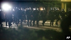 Polícia responde à manifestação no Parque da Cidade Floyd Light. 6 Agosto 2020, Portland, Oregon.