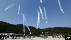 10일 한국 경기도 파주에서 탈북자 단체 관계자들이 북한으로 전단을 날려보내고 있다.