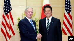 美國國防部長馬蒂斯2月3日與日本首相安倍晉三會談時握手