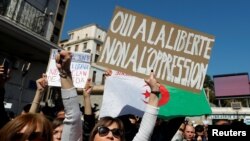 Yadda mutane suka fita kan tituna suna zanga zangar neman shugaba Bouteflika ya sauka a mulki