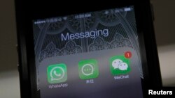 Presiden Donald Trump menandatangani perintah eksekutif yang melarang penggunaan delapan aplikasi China, termasuk Alipay dan WeChat Pay. (Foto: Reuters)