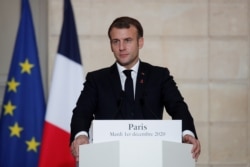 Presiden Prancis Emmanuel Macron menyaksikan konferensi pers dengan Perdana Menteri Belgia setelah pertemuan di Istana Elysee di Paris, pada 1 Desember 2020. (Foto: AFP)