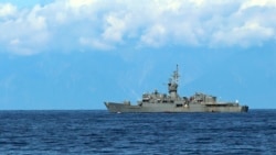 中國海軍2022年8月5日在台灣週邊靠近台灣一艘軍艦處舉行演習。