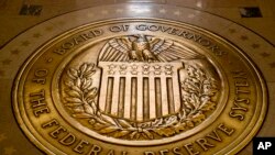 Lambang Dewan Gubernur bank sentral AS, The Federal Reserve, di gedung Marriner S. Eccles Federal Reserve Board Building di Washington. (Foto: AP)