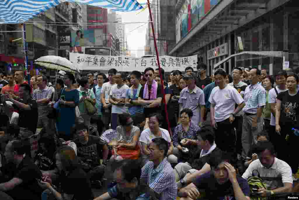 抗议者参加在香港旺角购物区主要街道的集会