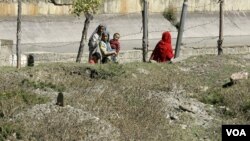 Warga desa Kashmir India melewati lokasi yang diduga sebagai kuburan massal di kota Bimyar, sekitar 96 kilometer sebelah barat Srinagar (foto: dok).