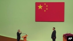 Pemimpin baru Macau Sam Hou Fai (kiri) sedang diambil sumpah jabatan oleh Presiden China Xi Jinping dalam upacara di Macau, China, Jumat, 20 Desember 2024. (Foto: Justin Chan/Pool Photo via AP)