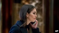 Hope Hicks, sekretaris pers untuk kampanye Presiden terpilih Donald Trump, tiba di Trump Tower di New York, Senin, 16 Januari 2017. (AP Photo / Andrew Harnik)