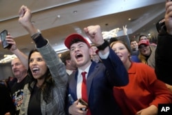 Pendukung calon presiden dari Partai Republik, mantan Presiden Donald Trump, bersorak pada malam pemilihan pendahuluan, 23 Januari 2024.. (Foto: AP)
