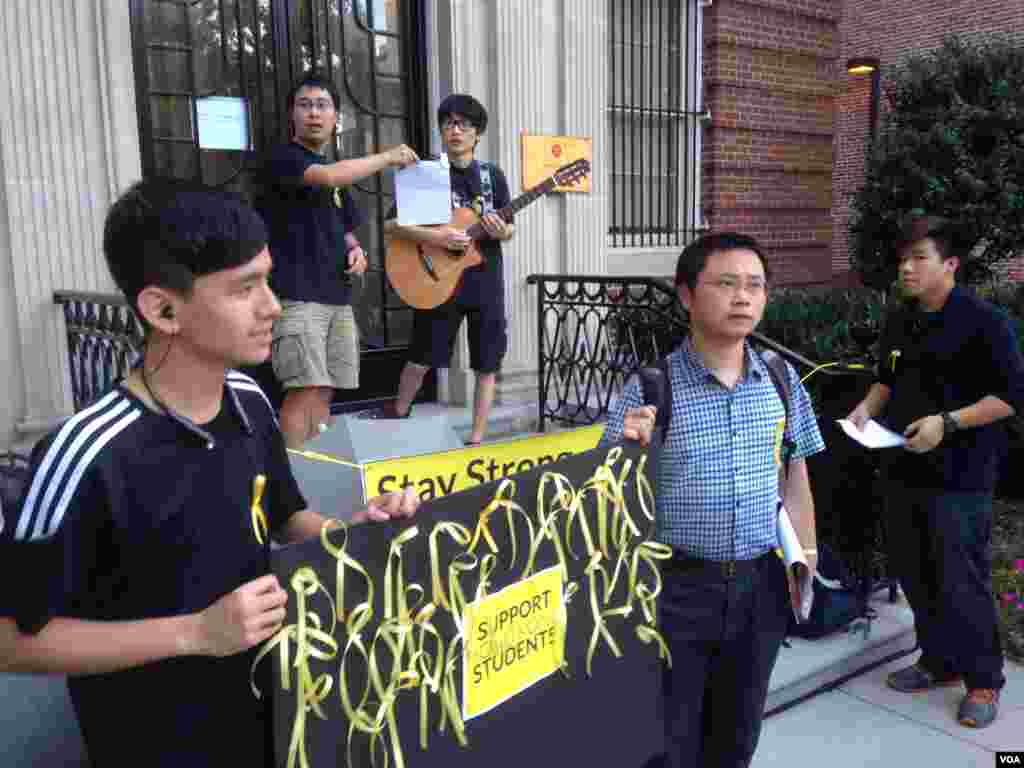 Hong Kong activists lead a rally on the steps of the Hong Kong government’s diplomatic office in the U.S. capital, Oct. 1, 2014. (Michael Lipin/VOA)