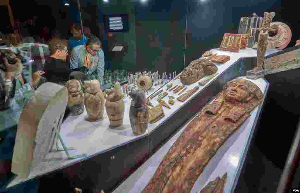 Egypt’s Minister of Antiquities and Egyptologist Elena Pischikova inaugurated a temporary exhibit at the Luxor Museum on the occasion of the tombs’ opening. (Photo: H. Elrasam)
