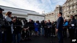 美國財政部長努欽（Steve Mnuchin）2018年12月3日在白宮對記者談論對華貿易談判。