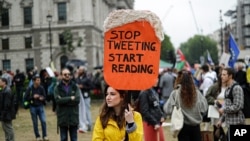 Para pedemo mengacungkan poster bertuliskan pesan anti Presiden AS Donald Trump di pusat Kota London, Inggris, 4 Juni 2019. 