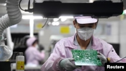 資料照片：一名女工在中國武漢的一家格力工廠的生產線上。 （2021年8月16日）