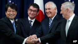 Dari kiri, Menhan Jepang Itsunori Onodera, Menlu Jepang Taro Kono, Menlu AS Rex Tillerson dan Menhan AS James Mattis berjabat tangan “dengan gaya ASEAN” di awal pertemuan Komite Konsultatif Keamanan di Deplu AS, Washington, 17 Agustus 2017 (foto: AP Photo/Jacquelyn Martin)