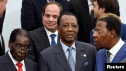 (L to R) Zimbabwe's President Robert Mugabe, Egyptian President Abdel Fattah el-Sisi (back), Chad's President Idriss Deby, and Benin's President Thomas Boni Yayi pose pose for a family photo during the opening day of the World Climate Change Conference 20