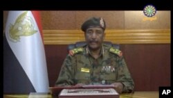Jenderal Abdel Fattah al-Burhan, kepala dewan transisi militer mengumumkan di televisi akan membentuk pemerintahan baru, hari Selasa (4/6).