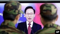 南韓士兵在首爾火車站觀看李明博在電視上發表新年祝詞