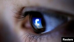 Bayangan logo Facebook di mata pengguna. (Foto: Ilustrasi)