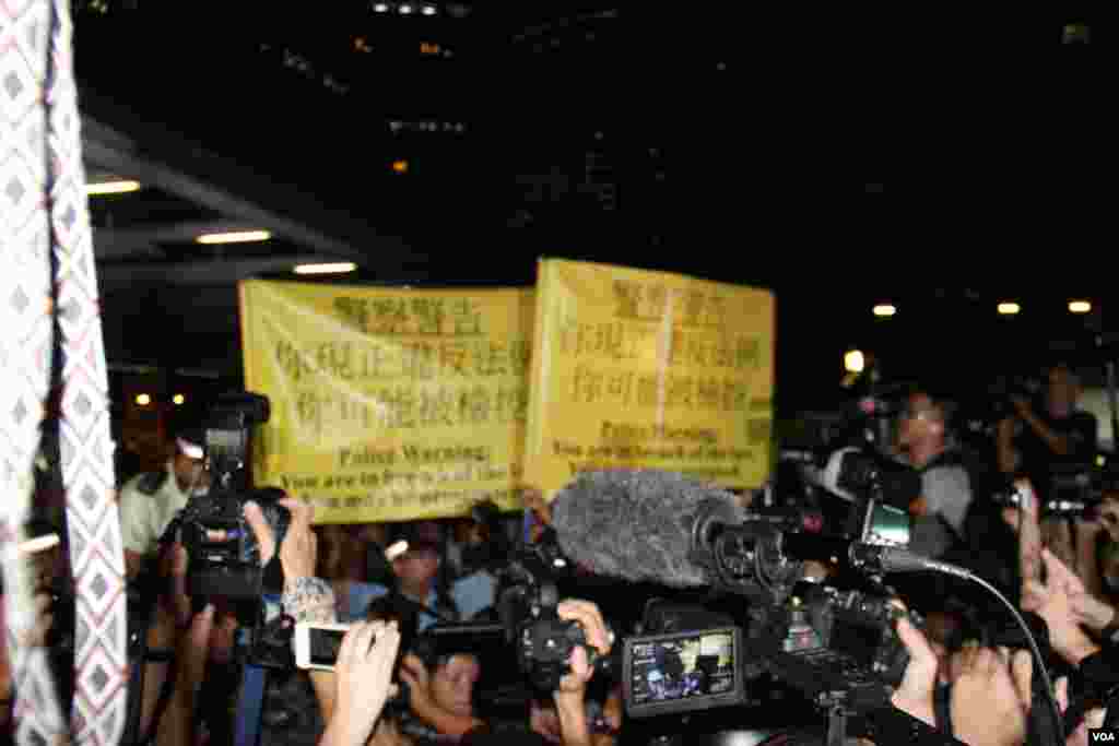 学联发起抗议梁振英拒绝对话公民抗命游行和留守礼宾府(美国之音图片/海彦拍摄)