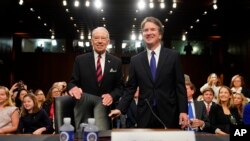 美国最高法院法官候选人布雷特·卡瓦诺（右）和参议院司法委员会主席查克·格拉斯利2018年9月4日抵达参议院司法委员会，开始他的确认听证会。