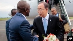 Umunyamabanga mukuru wa O-N-U, Ban Ki-moon ariko yakirwa n'icegera ca mbere c'umukuru w'igihugu c''Uburundi, Gaston Sindimwo, i Bujumbura, kw'italiki 22 z'ukwezsi kwa kabxiri, umwaka w'2016.