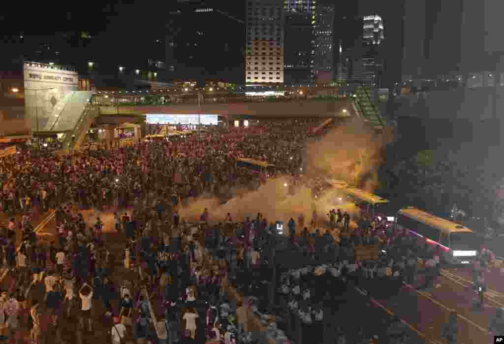 数以千计的抗议者封阻了通往香港金融中心的道路以后,防爆警察开始使用催泪弹。 