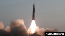 Fotografija lansiranja novog projektila koju je objavila severnokorejska državna agencija KCNA