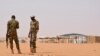 Tentara Niger berjaga di kamp pengungsi Tazalit di wilayah Tahoua yang berjarak 300 kilometer di timur laut Ibu Kota Niger, Niamey, 21 Oktober 2016. Kelompok militan kembali menyerang kamp pengungsi di Tahoua pada 31 Januari 2023, menewaskan 9 orang. (Foto: Boureima Hama/AFP)

