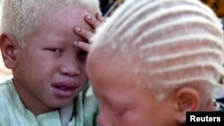Anak Albino kembar mengemis di pintu masuk masjid utama di kota kedua terbesar Senegal, Touba, 29 Maret 2005. (Foto: dok.)