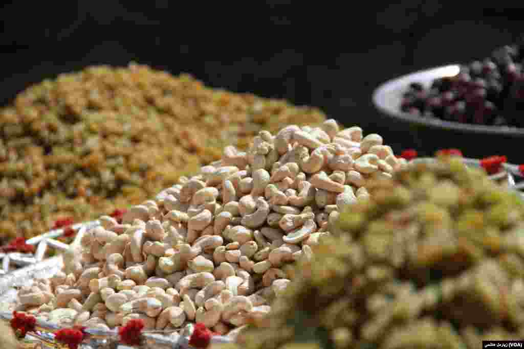 تهیه "هفت میوه" در روز نوروز یکی از سنت‌های رایج در افغانستان است.