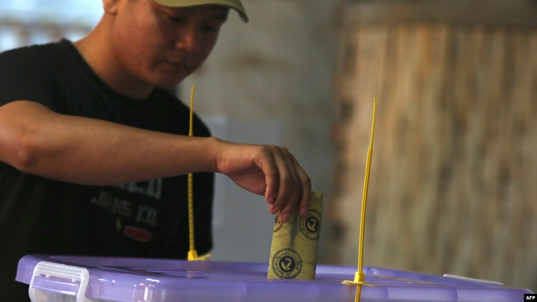 ၂၀၁၅ နိုဝင်ဘာ ရွေးကောက်ပွဲတုန်းက စစ်တွေဒေသခံတဦး မဲထည့်စဉ်