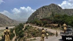 Tentara Pakistan melakukan patroli di daerah kesukuan Kurram, dekat perbatasan Afghanistan.