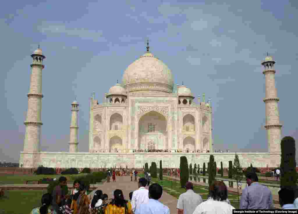 Taj Mahal menarik jutaan pengunjung setiap tahun. Para peneliti telah menentukan bagaimana partikulat-partikulat di udara telah mengubah warna bangunan bersejarah tersebut. 