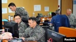 지난 2013년 3월 한국에서 열린 미-한 '워게임' 훈련 상황실에서 한국군과 미군 군인들이 컴퓨터를 사용하고 있다. (자료사진)