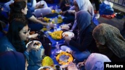 Warga Muslim berbuka puasa bersama di depan Trump Tower di kota New York, 1 Juni 2017. (Foto: dok).