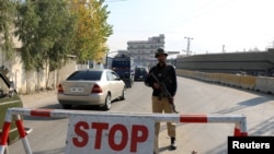 Seorang polisi tengah berjaga di kawasan Mingora, Swat Valley, Pakistan, 4 Desember 2016. (Foto: dok).
