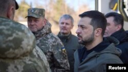 FILE - Presiden Ukraina Volodymyr Zelenskiy dan Panglima Angkatan Bersenjata Ukraina Valerii Zaluzhnyi mengunjungi pusat pelatihan artileri, di lokasi yang dirahasiakan di Ukraina 3 November 2023. (Layanan Pers/Handout Kepresidenan Ukraina via REUTERS)